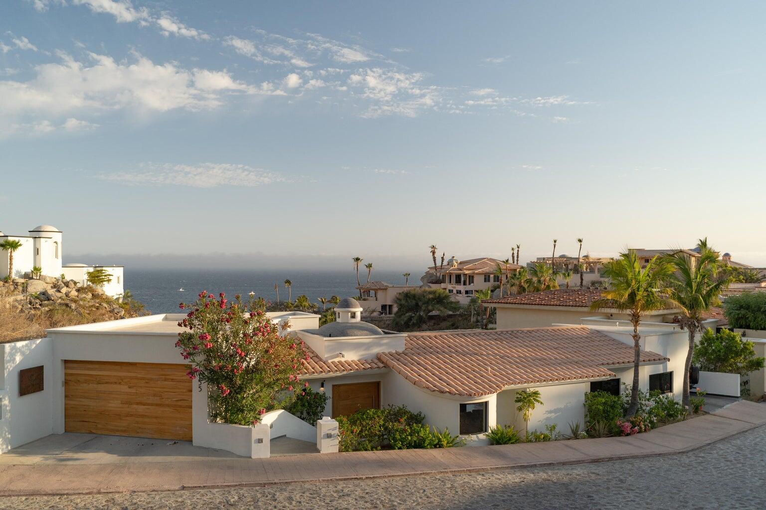 Palmilla Centro-Los Barriles This property is just step away from a stunning white sandy beach and is right in the heart of Los Barriles, where sunny days and full moons bring peace and tranquility. The house features two completely separate living spaces. On the first floor, you'll find 2 bedrooms, 2 full bathrooms, a living room, a kitchen, and a dining area, along with a private terrace. There's also a garage suitable for one car and your ATV's. The second floor offers more privacy with 2 bedrooms, 2 full bathrooms, a living room, dining area, and kitchen, plus a terrace with ocean – 11 Camino Del Pacífico, Cabo San Lucas, BS