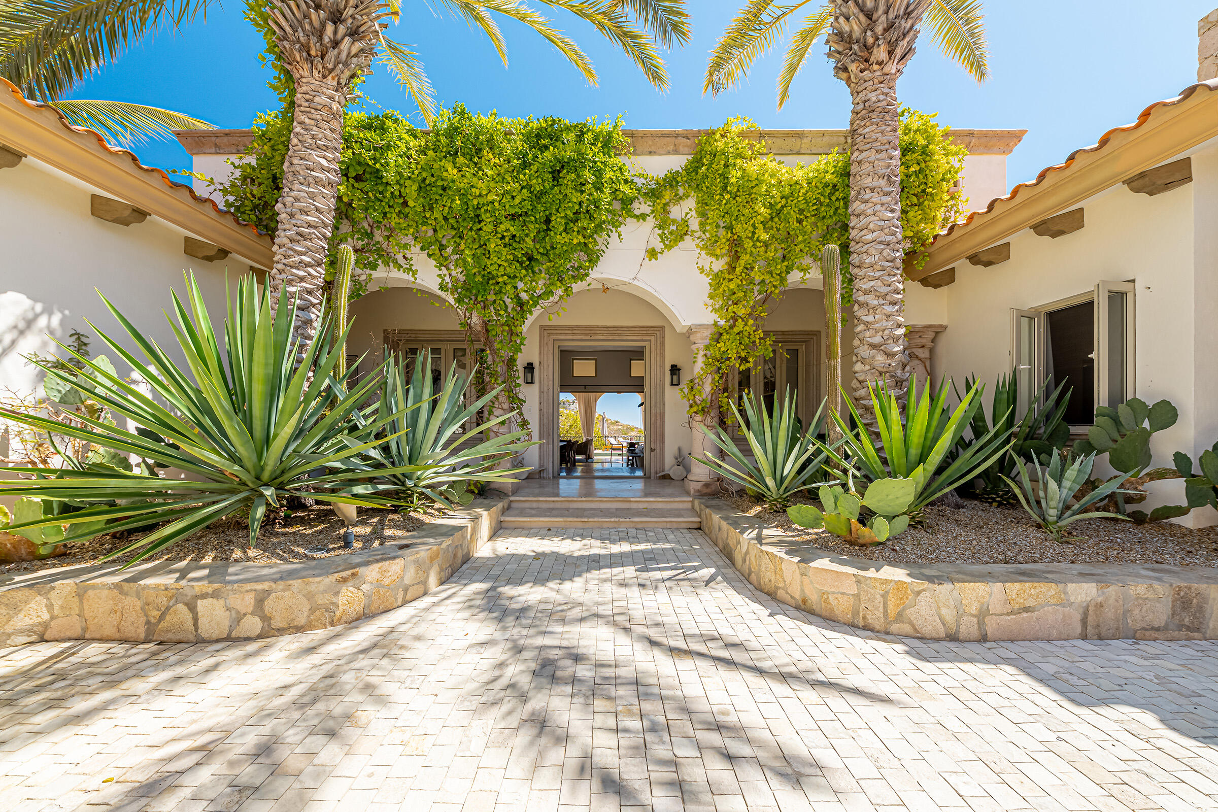 Palmilla Palmilla Estates Nestled within the prestigious Palmilla community, this stunning 5-bedroom home offers the perfect blend of luxury and family-friendly comfort. Overlooking the pristine Arroyo 7 fairway of the renowned Palmilla golf course, the property boasts breathtaking ocean and golf course for sale