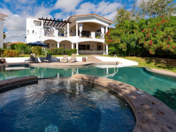 Palmilla Villas De Oro Modern Stylish Penthouse. Welcome to this stunning penthouse with 2 bedrooms and 2.5 bathrooms, located in the heart of Palmilla at Villas de Oro. This top-floor residence offers rare privacy, vaulted ceilings, and beautiful – Villas de Oro 103 -Lirio, San Jose Corridor, San Jose Corridor, BS