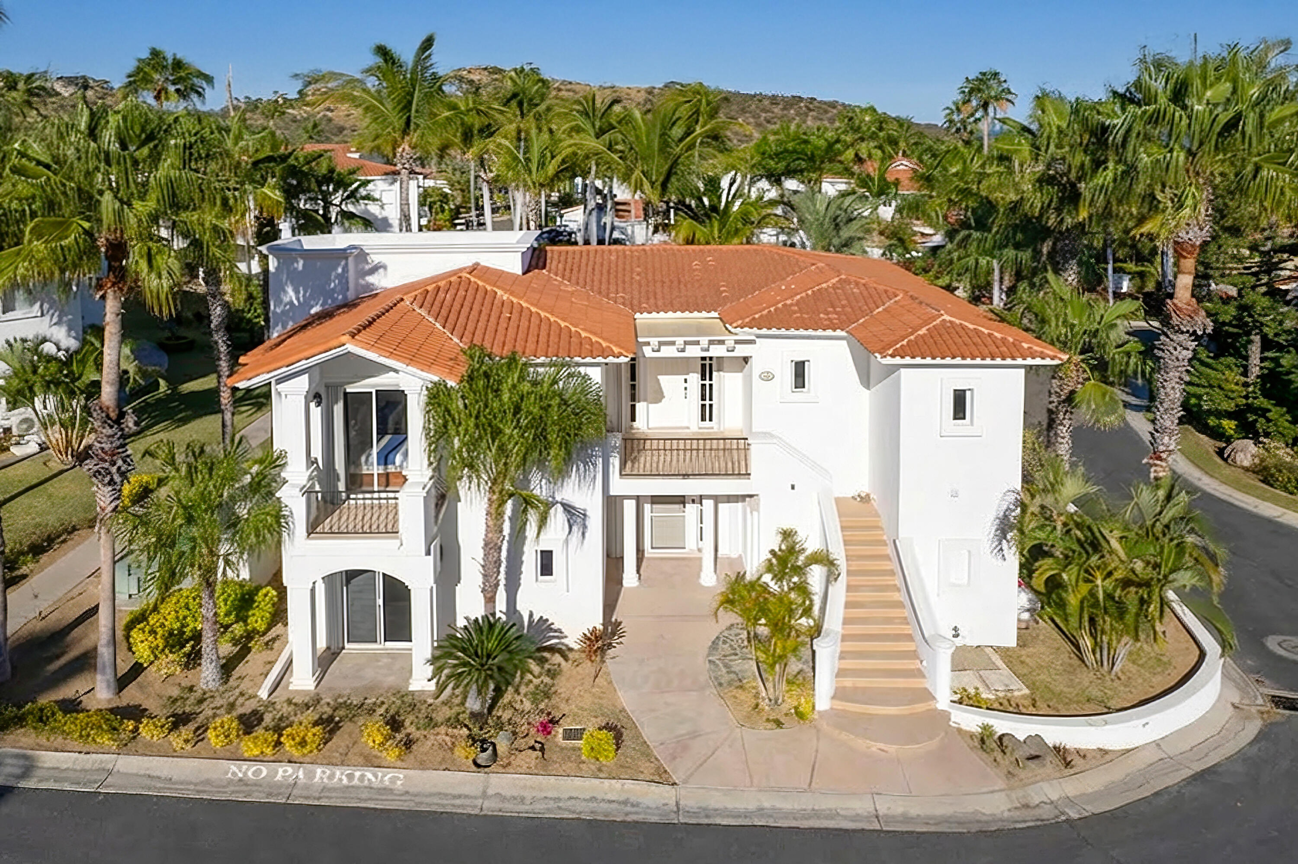 Palmilla Villas De Oro Modern Stylish Penthouse. Welcome to this stunning penthouse with 2 bedrooms and 2.5 bathrooms, located in the heart of Palmilla at Villas de Oro. This top-floor residence offers rare privacy, vaulted ceilings, and beautiful for sale