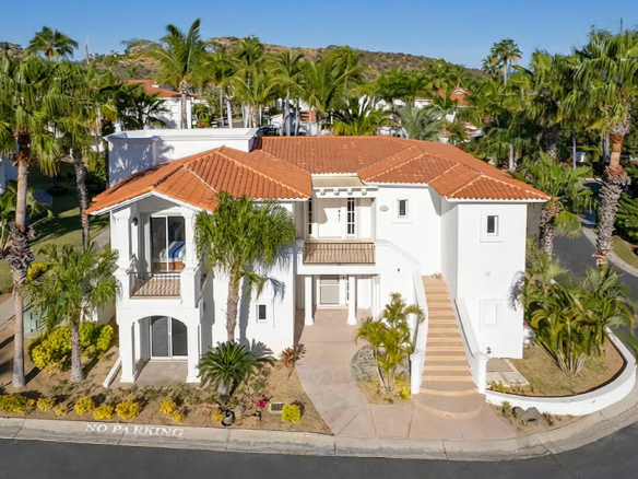 Palmilla Villas De Oro Modern Stylish Penthouse. Welcome to this stunning penthouse with 2 bedrooms and 2.5 bathrooms, located in the heart of Palmilla at Villas de Oro. This top-floor residence offers rare privacy, vaulted ceilings, and beautiful – Villas de Montana, San Jose Corridor, BS
