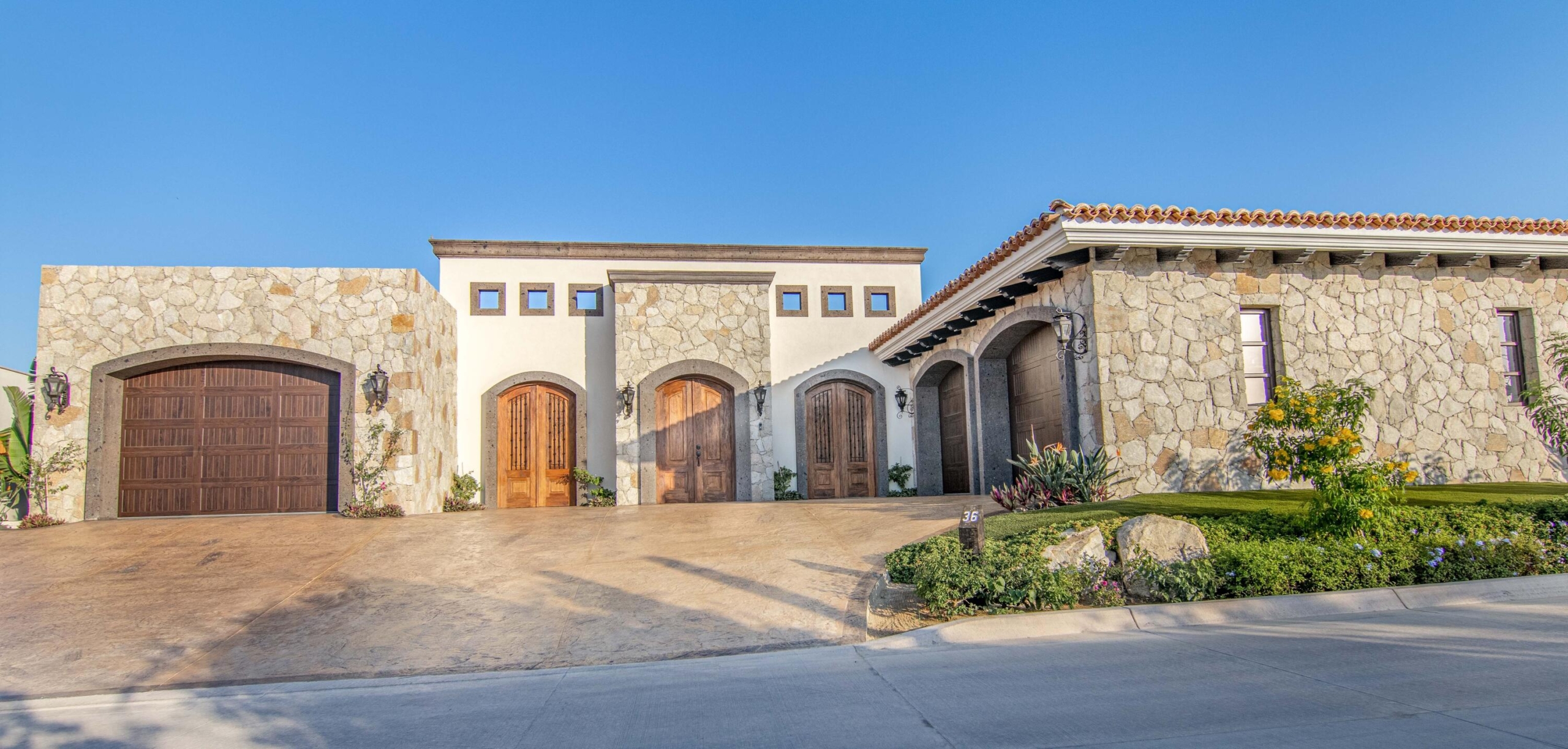Palmilla Palmilla Estates Recently reimagined with a refined, modern sensibility, this 4-bedroom, 4.5-bath residence plus newly-built guest casita and offers an effortless blend of comfort and design. Framed by sweeping – 13 Palmilla Estates, San Jose Corridor, BS