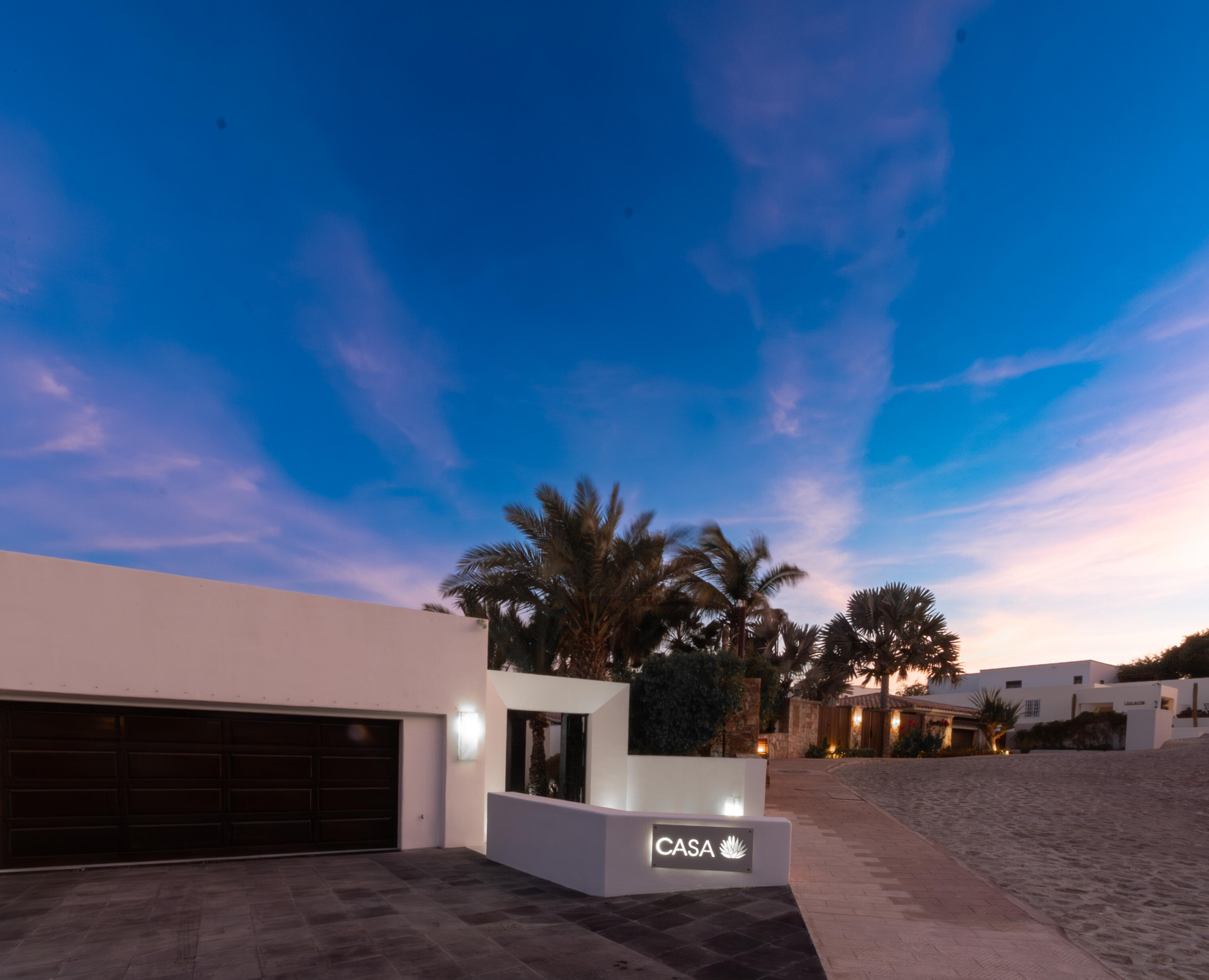 Palmilla Palmilla Estates Recently reimagined with a refined, modern sensibility, this 4-bedroom, 4.5-bath residence plus newly-built guest casita and offers an effortless blend of comfort and design. Framed by sweeping – Palmilla Cove 5, San Jose Corridor, BS