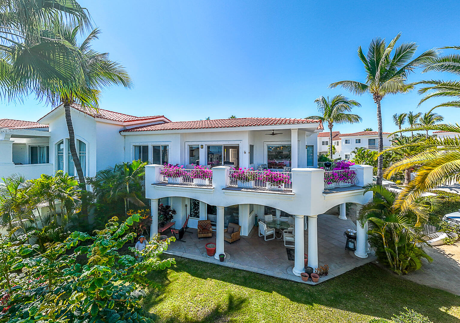 Palmilla Villas De Oro Villa de Oro 306 is a three-bedroom condo in Villas de Oro with a bright, inviting layout and the kind of indoor-outdoor flow people come to Los Cabos for. The main living area opens onto an oversized patio with fairway, ocean, and mountain – 15 Villas Palmilla ST, San Jose Corridor, BS